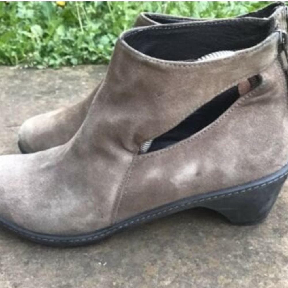 Dansko Suede Ankle. Booties Zip Up